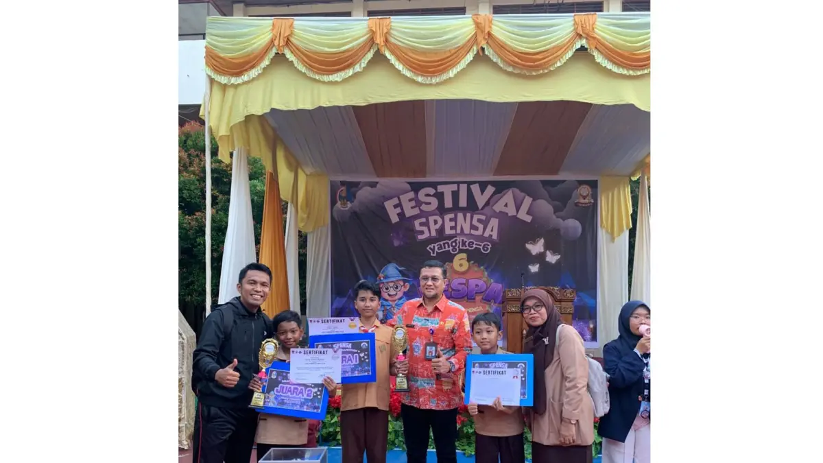 Dilan Syarif, siswa kelas VI dan Raziq Hanan Alghani, siswa kelas V, SD Negeri 32 Bungo Pasang foto bersama guru usai meraih juara di ajang SPENSA SMART Competition tahun 2026 di SMP Negeri 1 Padang pada 31 Maret dan  2 April 2026. (TIM LAMAN GURU)