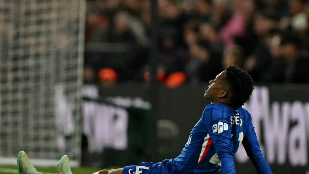 Estevao mengalami cedera hamstring saat laga Chelsea vs Manchester United di Stamford Bridge, Minggu (19/4/2026). (Foto: Chelsea FC) 