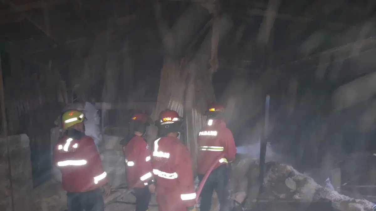 Kebakaran gudang manau di Ulu Gadut, Bandar Buat, pada Minggu (19/4/2026) dini hari berhasil dipadamkan petugas Damkar. (Dinas Damkar Kota Padang)