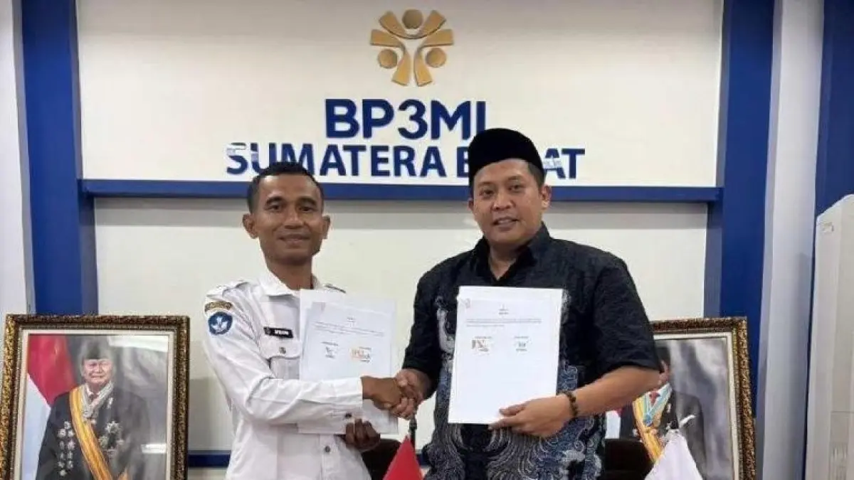 Kepala SMKN 1 Ranah Ampek Hulu Tapan Aprison (kiri) dan Kepala BP3MI Sumbar Jupriyadi saat penandatanganan MoU di Padang, Rabu (15/5).&nbsp; (DOK SMKN I RANAH AMPEK HULU TAPAN)