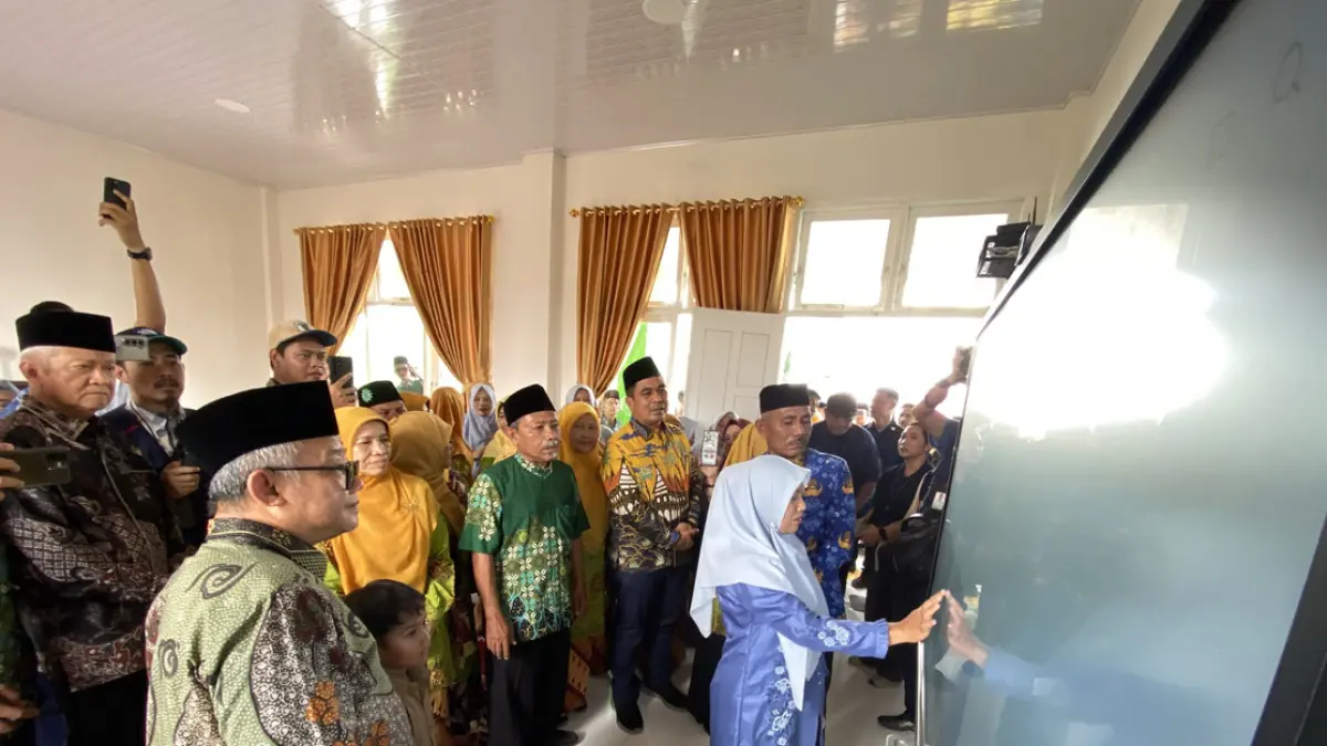 Mendikdasmen Abdul Mu’ti bersama Bupati Limapuluh Kota Safni saat peresmian salah satu TK di Kabupaten Limapuluh Kota, Jumat (17/4). (SY RIDWAN/PADEK)
