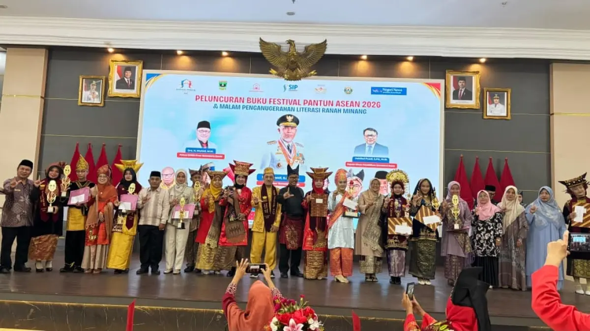Para pemenang  pada  puncak perayaan literasi pada Malam Penganugerahan Festivaldi Istana Gubernur Sumatera Barat, Jumat (3/4). (TIM LAMAN GURU)