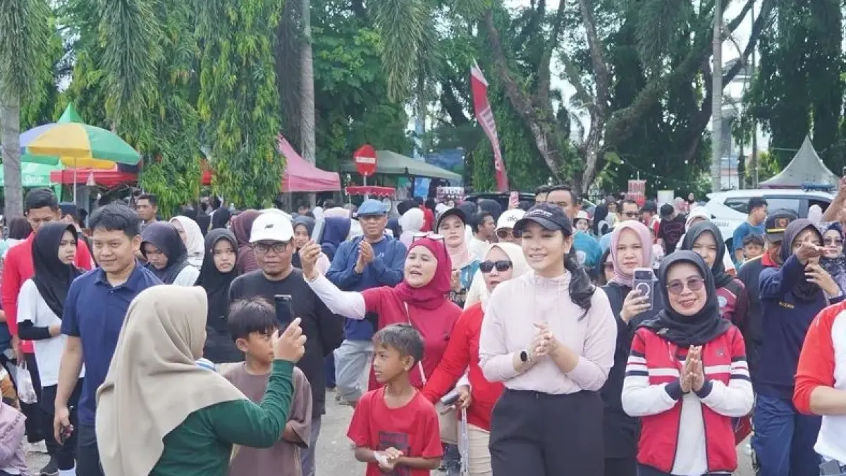 Perdana Car Free Day Dharmasraya di Pulau Punjung diserbu warga, diwarnai senam massal, bazaar UMKM, dan antusiasme tinggi masyarakat.