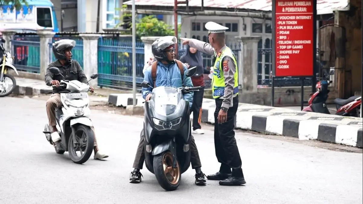 Personel polisi mengatur pengendara saat uji coba Manajemen Rekayasa Lalu Lintas (MRLL) di Kota Batusangkar, Minggu (19/4). (DOK KOMINFO TANAHDATAR)