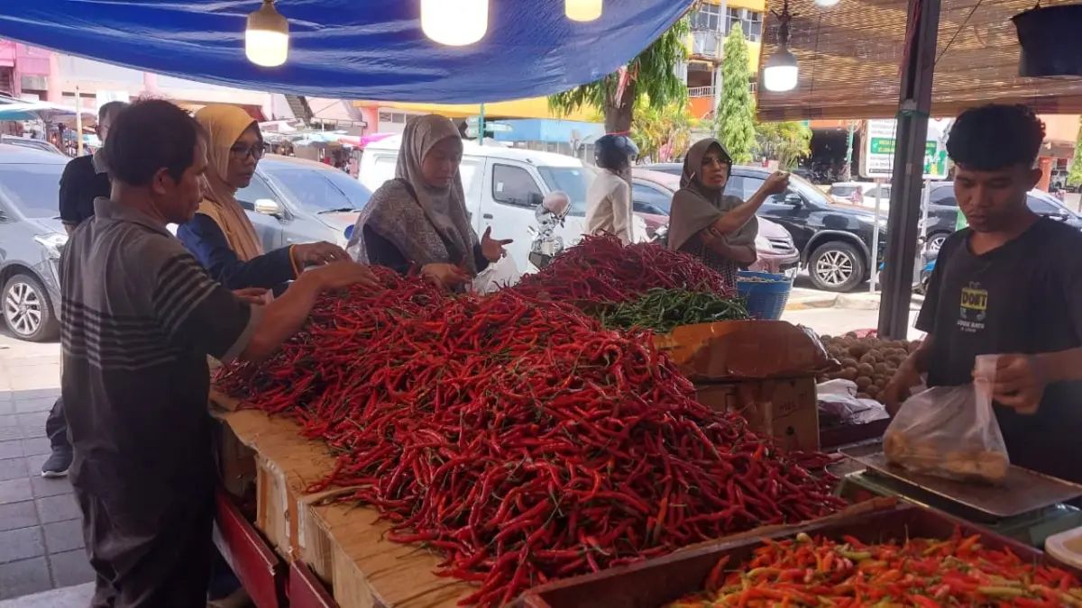Suasana jual beli komoditas cabai di salah satu Toko Hasil Bumi di Pasar Raya Padang, Minggu (19/4/2026). (Mengki Kurniawan/Padeks)
