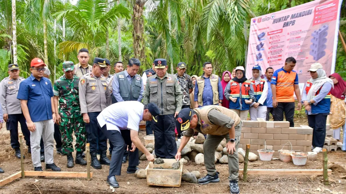 Wakil Bupati Agam Muhammad Iqbal bersama Sekretaris Utama BNPB Rustian melakukan peletakan batu pertama pembangunan rumah contoh huntap mandiri di Salarehaia, Kecamatan Palembayan, Kamis (16/4). (DOK PEMKAB AGAM)