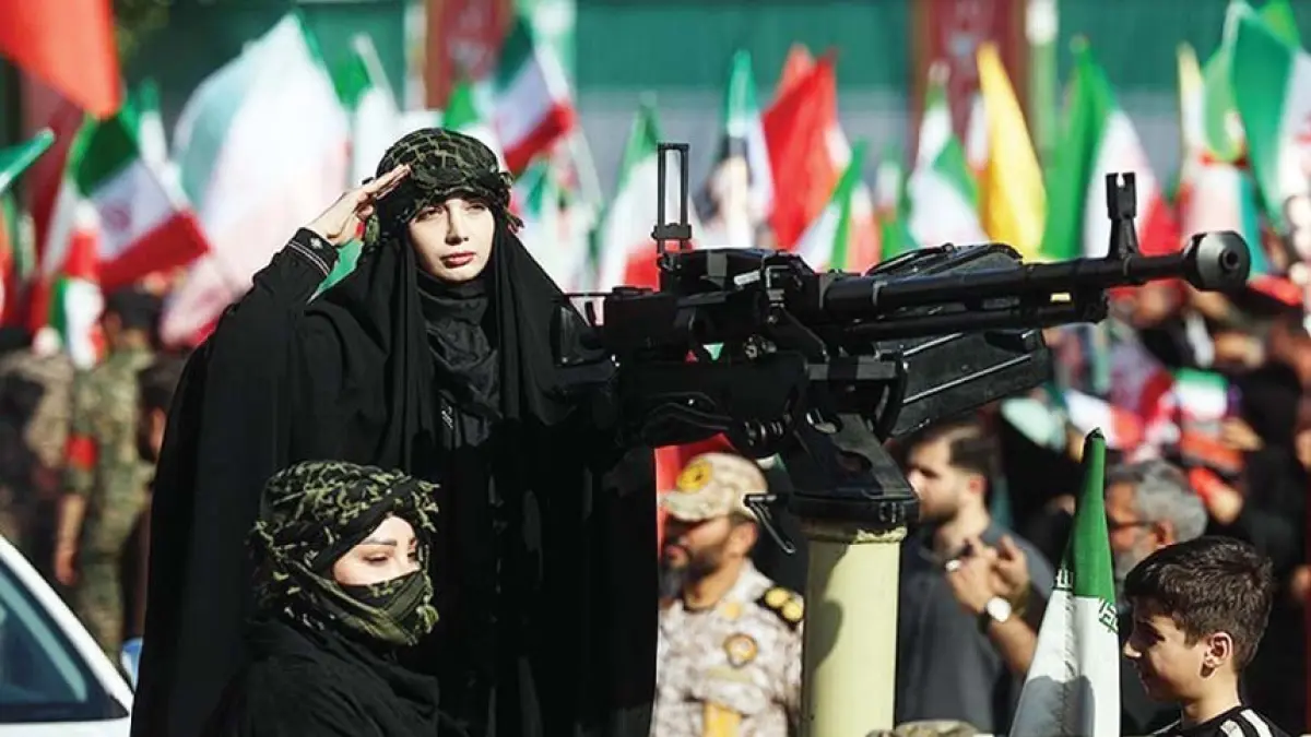Sebuah pawai besar diikuti wanita Iran yang diadakan di Teheran Jumat (17/4) lalu, di mana para peserta menyatakan kesetiaan kepada Pemimpin Revolusi Islam Ayatollah Seyed Mojtaba Khamenei dan menyuarakan dukungan untuk angkatan bersenjata. (HOSSEIN ZOHREVAND/TASNIM NEWS AGENCY)
