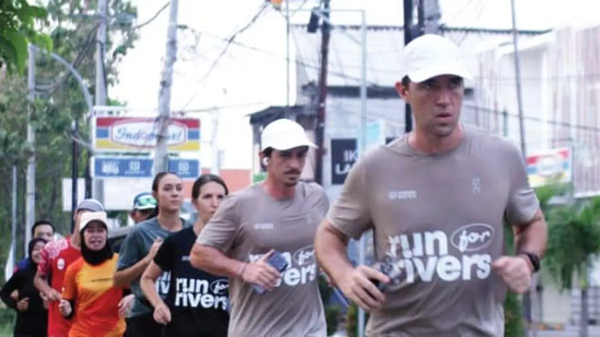 Gary Bencheghib, Kelly Bencheghib, dan Sam Bencheghib start dari Gresik bersama Komunitas Gresik Runners, Minggu (19/4). (LUDRI ARGO WISNU/JPG)

