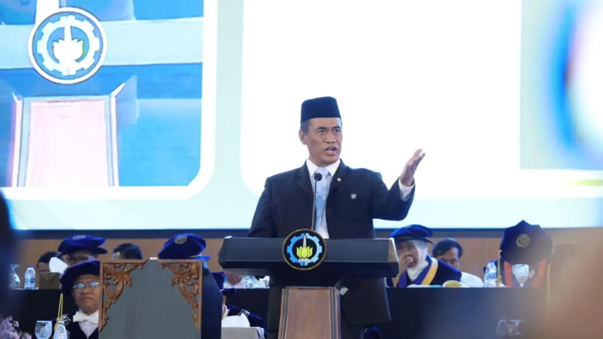 Mentan Andi Amran Sulaiman memberi sambutan pada wisuda ITS Surabaya, mengajak lulusan dorong inovasi ketahanan pangan global.(Foto: Humas)