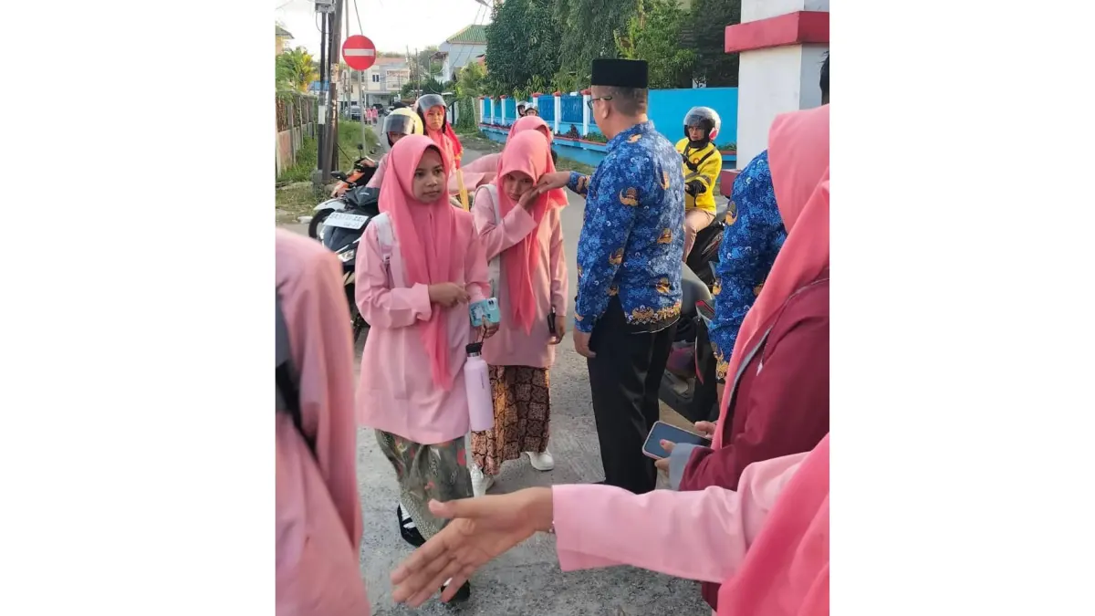 Murid SMK 6 Padang bersalaman dengan guru di gerbang sekolah sebelum masuk ke kelas beberapa waktu lalu. (TIM LAMAN GURU)