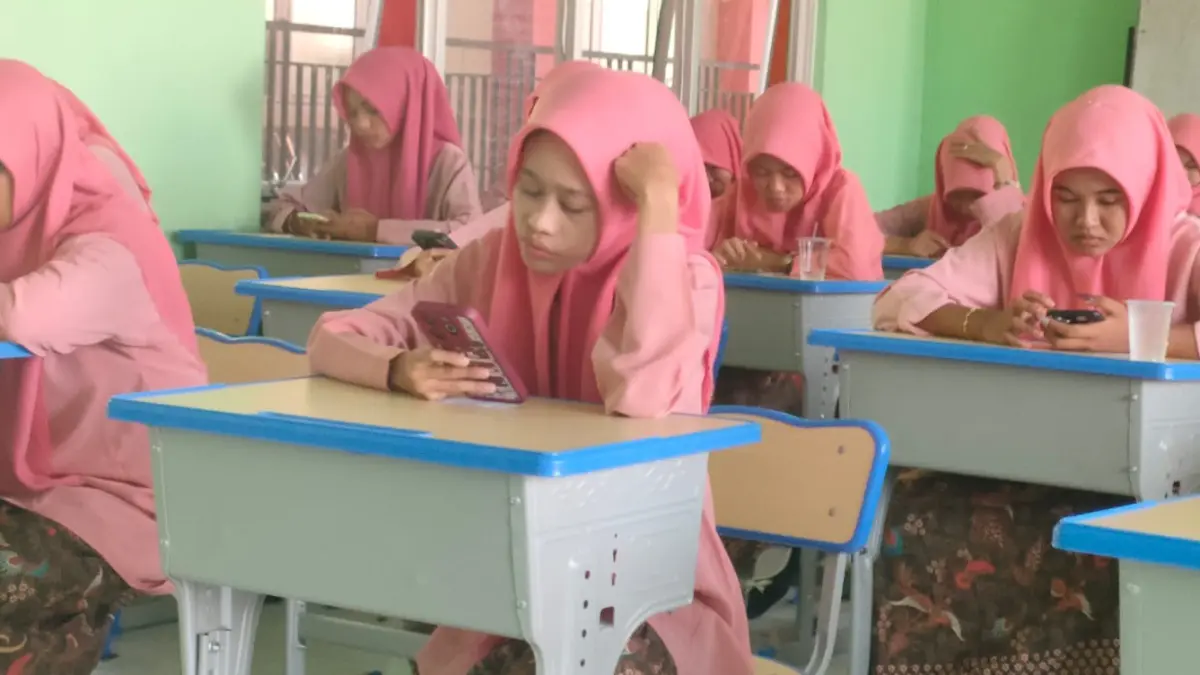Murid SMK 6 Padang sedang belajar dengan menggunakan HP beberapa waktu lalu. (TIM LAMAN GURU)