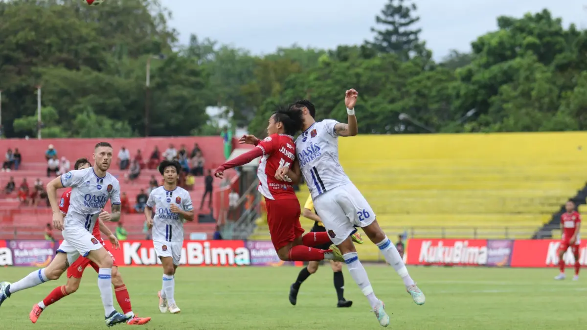 Pemain Semen Padang FC saat berduel dengan pemain Persijap Jepara di Stadion H Agus Salim Padang, Senin (20/4/2026). (MEDIA OFFICIAL SEMEN PADANG FC)
