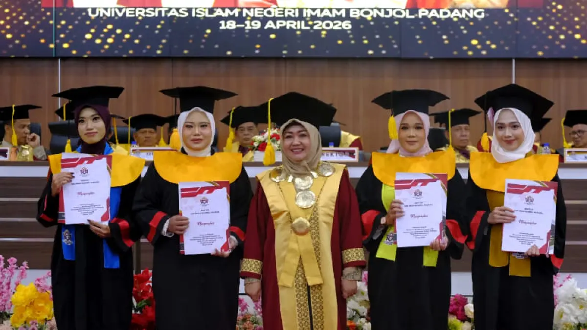 Rektor UIN Imam Bonjol Padang Martin Kustati bersama wisudawan magister terbaik wisuda ke-95 dengan capaian IPK tertinggi hingga 4,00. (Foto: Humas)