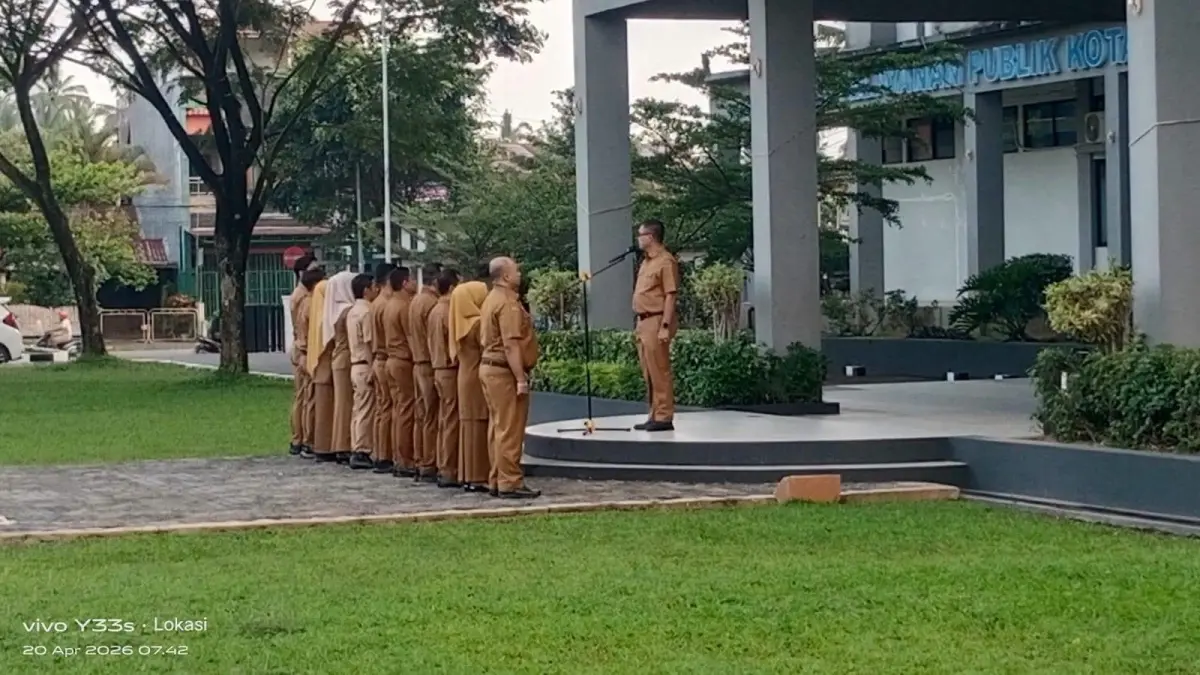 Sekko Payakumbuh Rida Ananda memimpin apel pagi ASN di halaman Balai Kota Payakumbuh, Senin (20/4). (DOK MC PAYAKUMBUH
)
