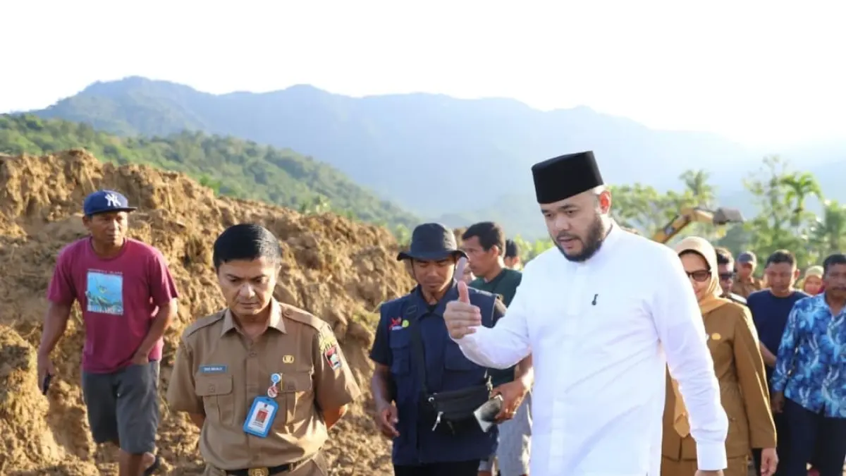 Wali Kota Padang Fadly Amran meninjau rehabilitasi lahan sawah terdampak banjir di Gunung Sarik Kuranji dengan alat berat dan gotong royong warga.(Foto: Prokopim)