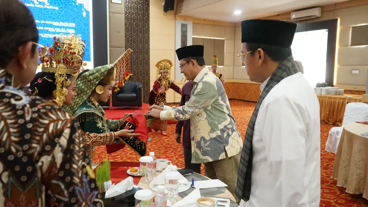 Wali Kota Payakumbuh Zulmaeta bersama Wakil Wali Kota Elzadaswarman hadiri Diskusi Mambangun Kampuang Luhak Limo Puluah pada Halalbihalal Gonjong Limo di UNP Hotel Padang, Minggu (19/4/2026).