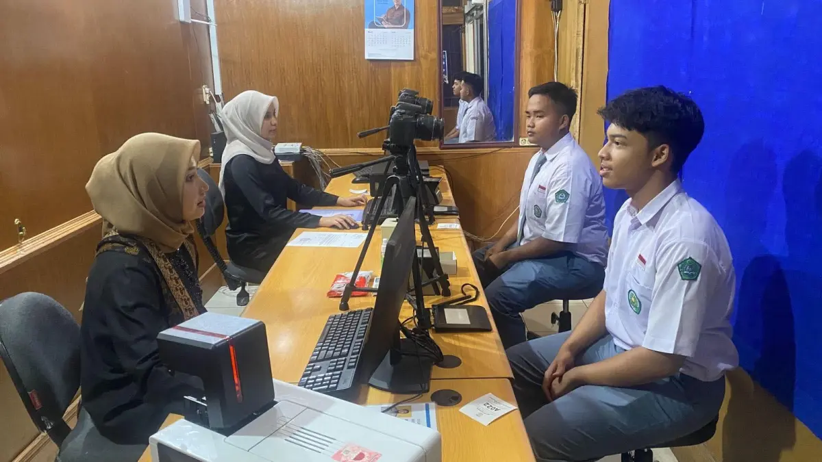 Anggota Polisi Wanita (Polwan) Polres Payakumbuh dengan balutan busana adat sedang melayani masyarakat, Selasa (21/4). (SY RIDWAN/PADEK)
