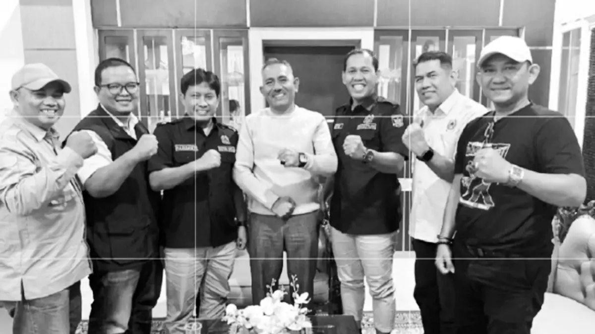Bupati Limapuluh Kota Safni Sikumbang (tengah) foto bersama dengan Ketua KONI Sumbar Hamdanus dan jajaran serta Ketua KONI Limapuluh Kota dan jajaran usai pertemuan, Sabtu (18/4). (DOK KONI SUMBAR)
