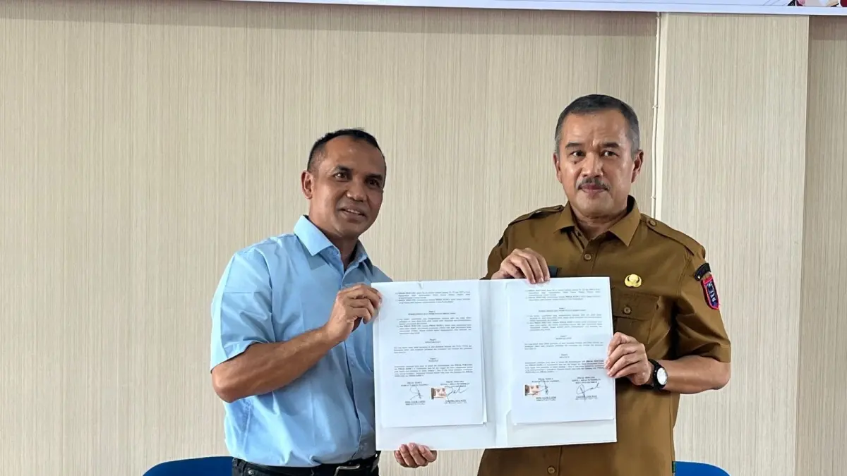Direktur Utama Padang Ekspres M Nazir Fahmi dan Kepala Dinas Pendidikan Kota Payakumbuh Nalfira usai penandatanganan perpanjangan MoU Halaman Guru di Aula Dinas Pendidikan Kota Payakumbuh, Senin (20/4). (SY RIDWAN/PADEK)