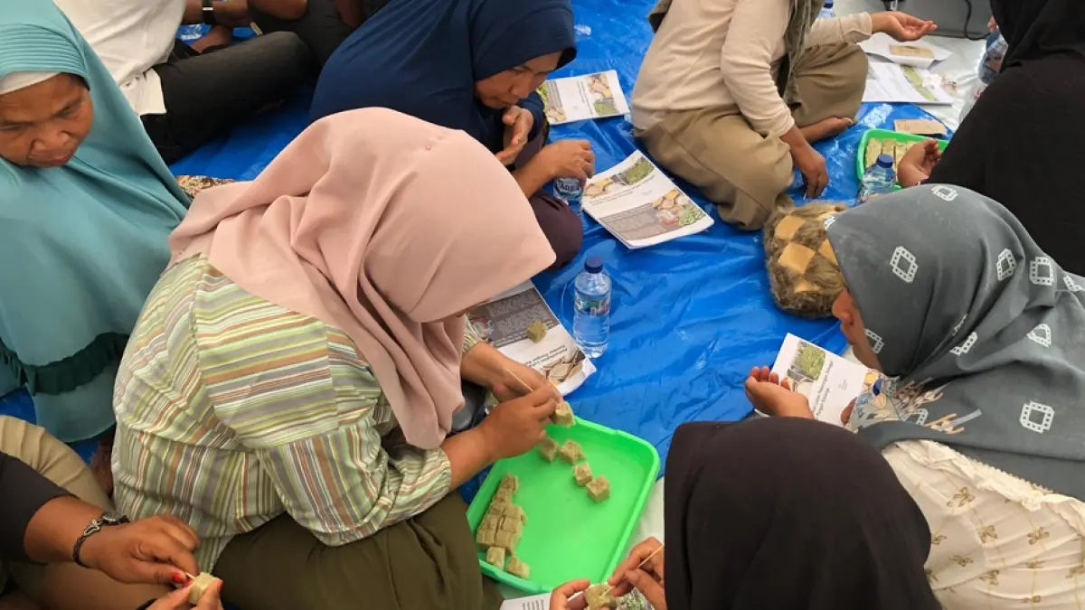 Ibu-ibu di Hunian Tetap (Huntap) Kampung Talang, Kelurahan Kapalo Koto, mengikuti penguatan kemandirian ekonomi warga melalui pendekatan pertanian berkelanjutan, Senin (20/4/2026). (Humas PTSP)