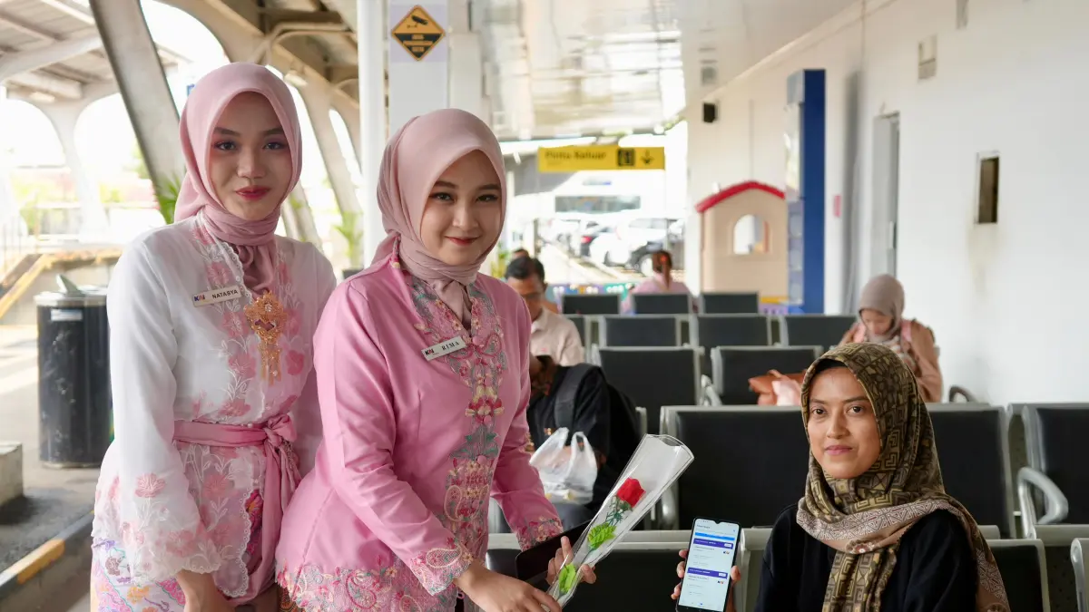 KAI Divre II Sumbar gelar Sapa Kartini 2026 dengan bagi souvenir untuk penumpang perempuan dan petugas berkebaya di stasiun, Selasa (21/4/2026). (Humas PT KAI Sumbar)