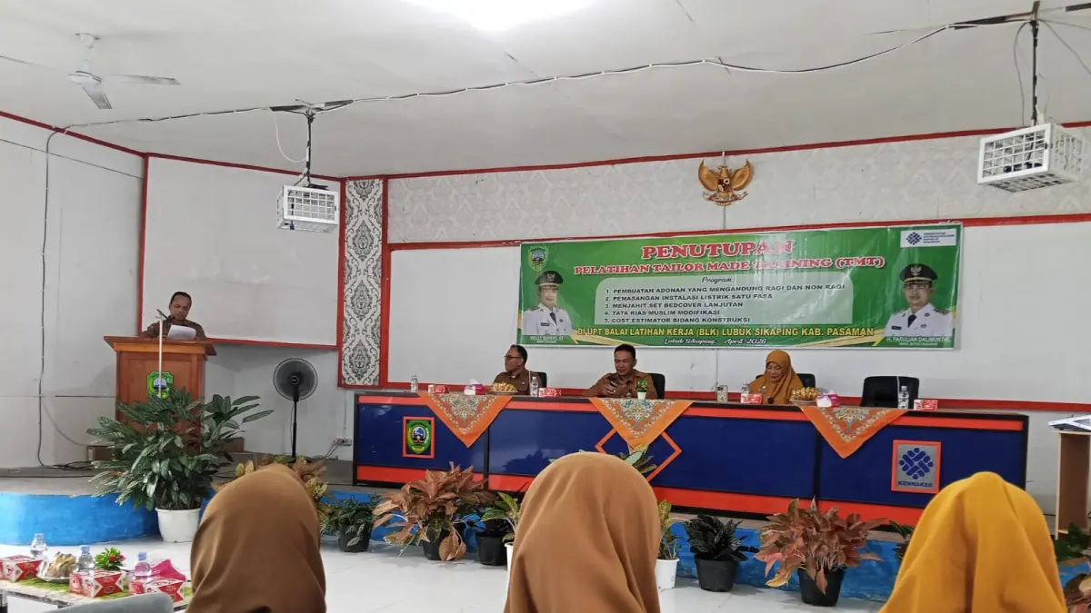  Kepala Dinas Koperasi, UMKM, Perdagangan dan Tenaga Kerja Kabupaten Pasaman, Dr. Ariswan, saat menutup Pelatihan Vokasi Nasional Batch 1 – Tailor Made Training (TMT) di UPT BLK Lubuksikaping, Senin (20/4). (WILIAN ABIB/PADEK)
