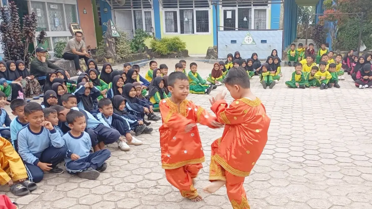Murid SDN 12 Tanah Garam, Kota Solok memperlihatkan keterampilan bersilat di depan teman-temannya di halaman sekolah beberapa waktu lalu. (TIM LAMAN GURU)