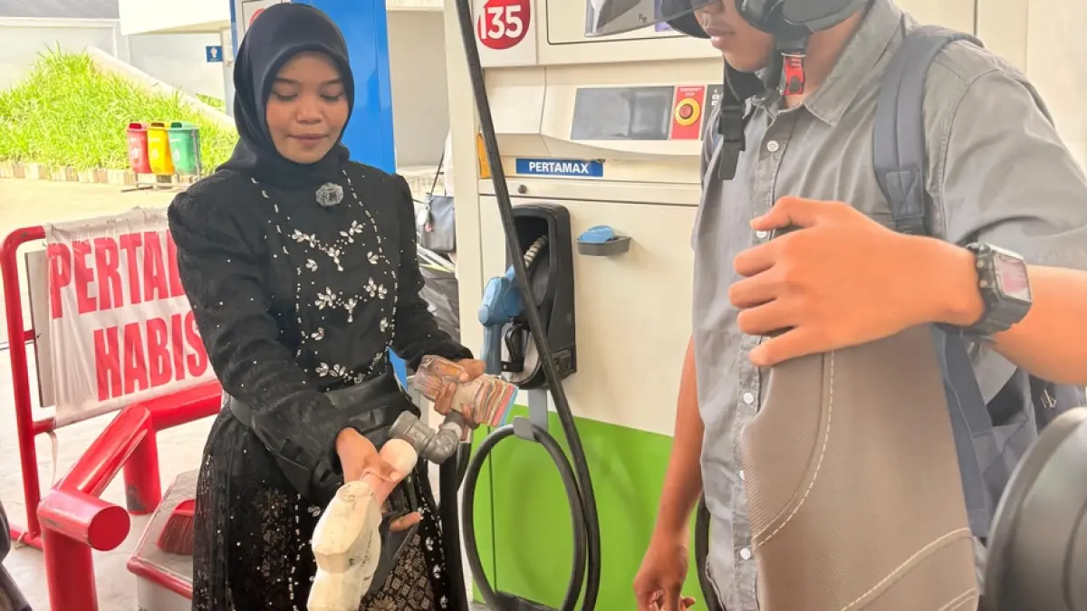 Operator SPBU tampil mengenakan kebaya dan kain nusantara saat melayani pelanggan, sebagai bentuk penghormatan terhadap peran perempuan dalam sektor energi, Selasa (21/4/2026).