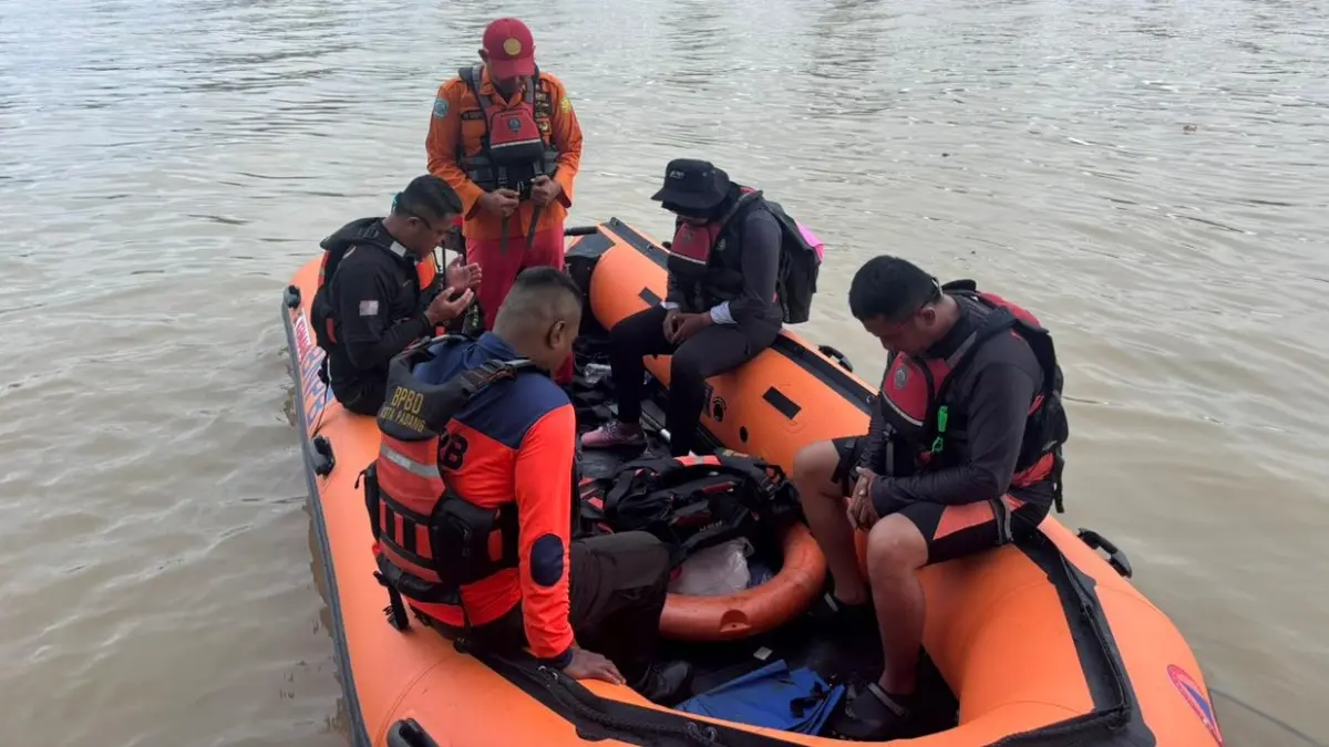 Pencarian hari keempat dua bocah yang hanyut di Pantai Ulakkarang, Kota Padang, diperluas hingga 20 mil laut, Selasa (21/4/2026). (Kantor SAR Kelas A Padang)