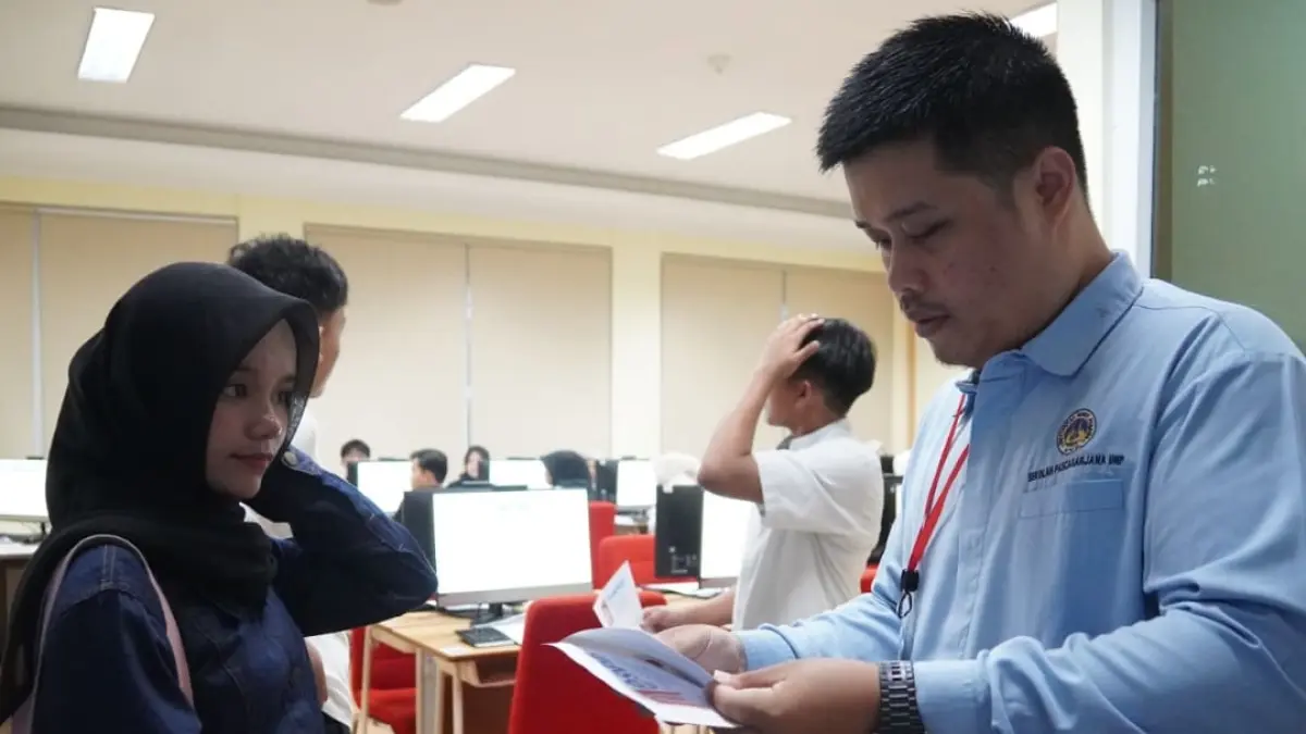 Peserta UTBK–SNBT 2026 memasuki lokasi ujian di Kampus UNP Padang, bagian dari total 18.367 peserta yang tersebar hingga Mentawai.(Foto: Humas)