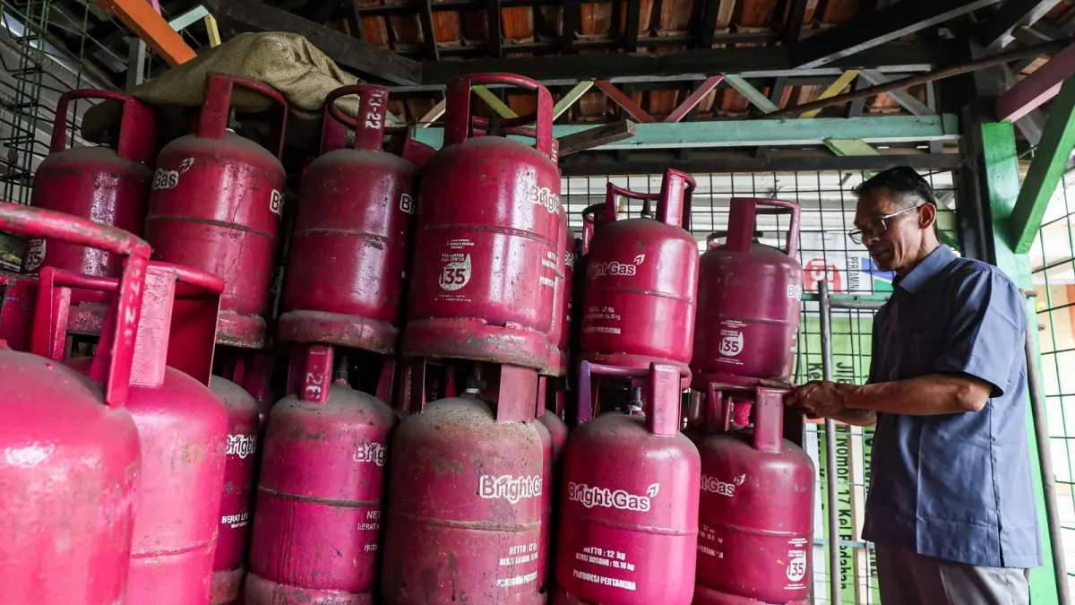 Petugas merapikan tabung LPG nonsubsidi ukuran 12 kg di salah satu agen, Depok, Jawa Barat, Senin (20/4). PT Pertamina Patra Niaga resmi menaikkan harga LPG 12 kilogram mulai 18 April lalu. (SALMAN TOYIBI/JPG)