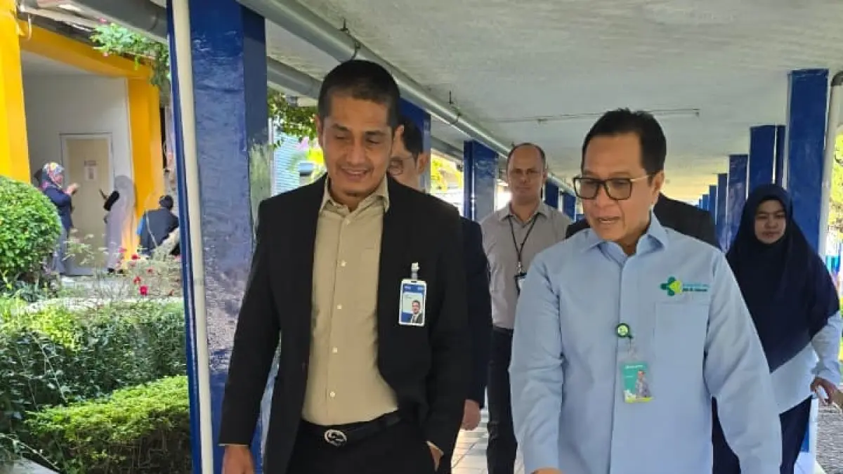 RCEO BRI Region 3 Padang Riza Pahlevi disambut Direktur RSUP M Djamil Dovy Djanas, Senin (20/4/2026). (humas)