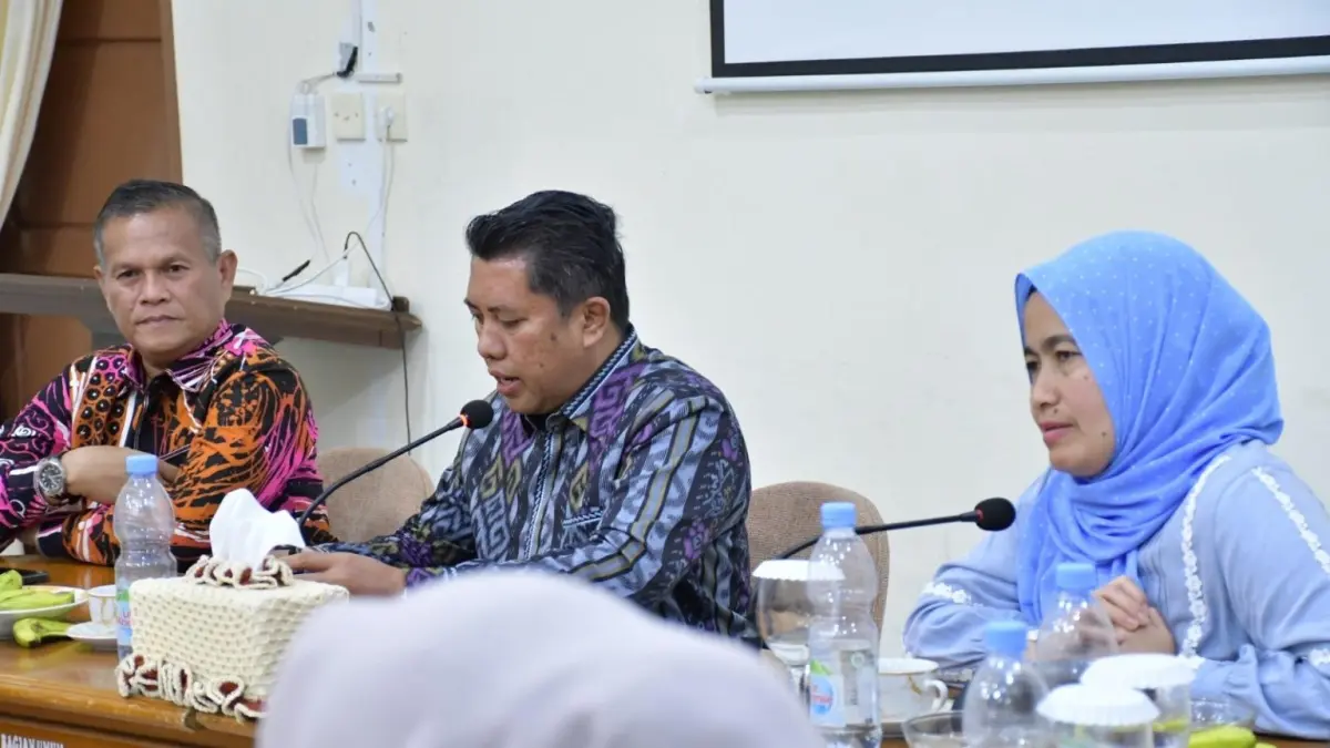 Sekkab Agam Mhd Lutfi bersama Tim Verifikasi Kemendagri mengikuti pertemuan terkait verifikasi lapangan nagari persiapan di Mes Pemda Belakangbalok, Bukittinggi, baru-baru ini. (DOK PEMKAB AGAM)