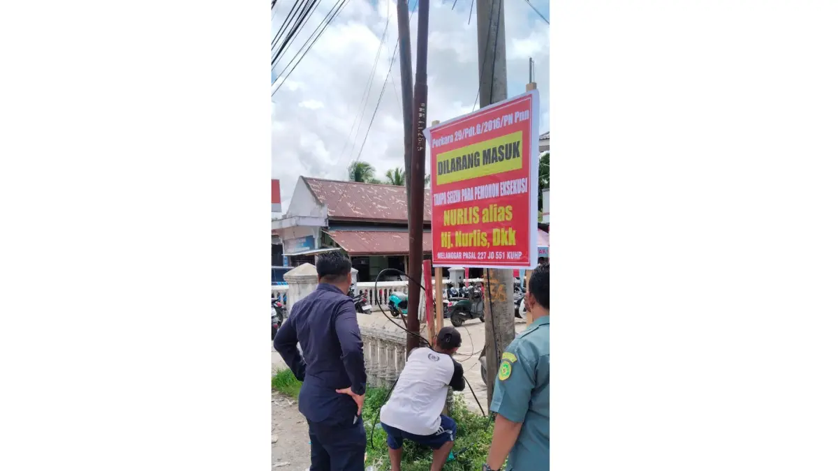 Tim Pengadilan Negeri Painan memasang plang pemberitahuan setelah dilakukan eksekusi di Kampung Pasar Miskin, Nagari Kambang Barat, Kecamatan Lengayang, Kabupaten Pessel, Selasa (21/4). (JHON FOR PADEK)