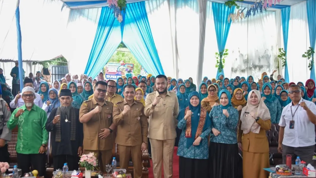 Wali Kota Padang Fadly Amran bersama Ketua Tim Penggerak PKK Padang Dian Puspita Fadly Amran beserta jajaran menyambut kedatangan tim penilai dari Provinsi Sumbar, Senin (20/4). (DOK PROKOPIM PADANG)
