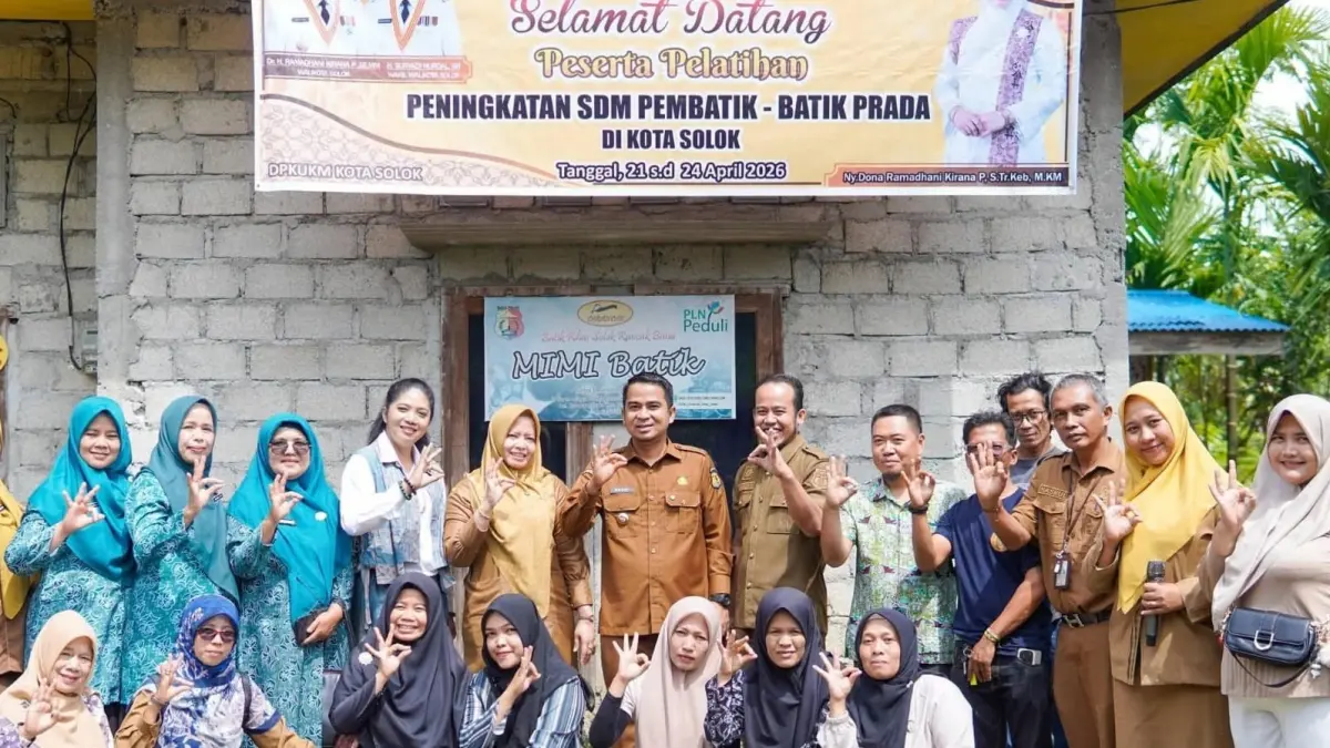Wali Kota Solok Ramadhani Kirana Putra membuka pelatihan peningkatan SDM perajin Batik Prada di Mimi Batik, Selasa (21/4). (DOK PROKOPIM SOLOK)