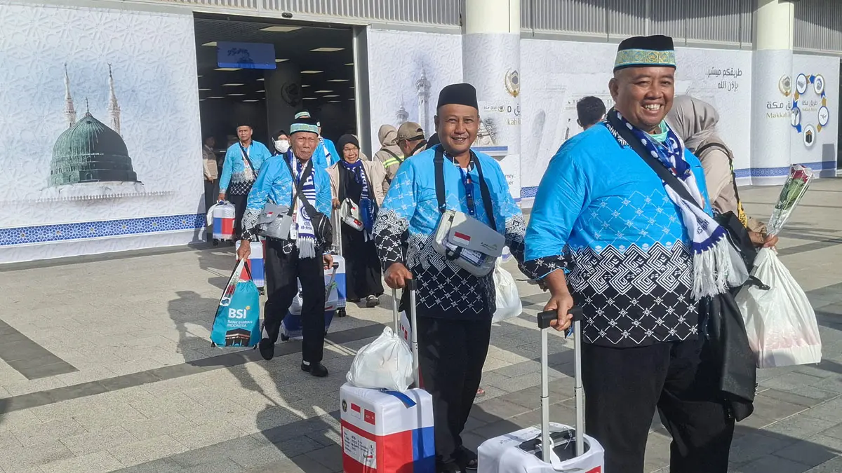 Calon jamaah  haji kloter pertama embarkasi Jakarta Pondok Gede (JKG 1) tiba di Prince Mohammad Bin Abdulaziz International Airport, Madinah, Arab Saudi, Rabu (22/4/2026). Calon jamaah  haji Indonesia gelombang pertama yang dijadwalkan diberangkatkan secara bertahap pada 22 April hingga 21 Mei 2026 mulai tiba di Madinah. (ANTARA FOTO/MCH 2026/RIRIN NUR FEBERIAN)
