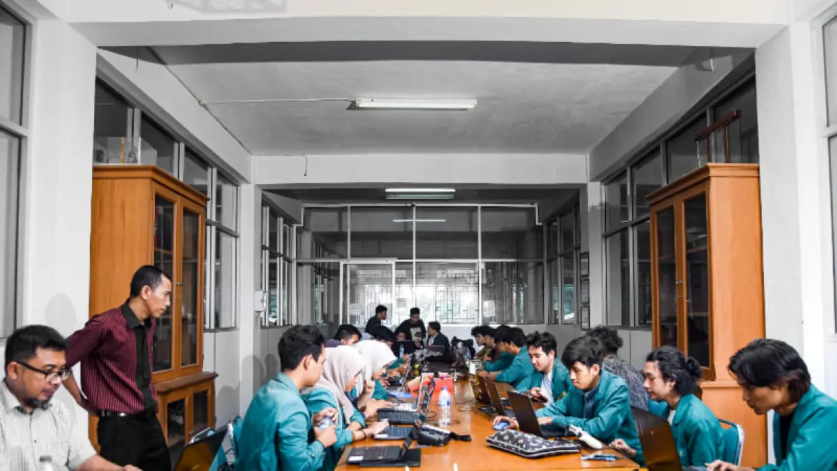 Aktivitas praktikum mahasiswa AMIK-STMIK Jayanusa di laboratorium komputer. (Foto: IST)