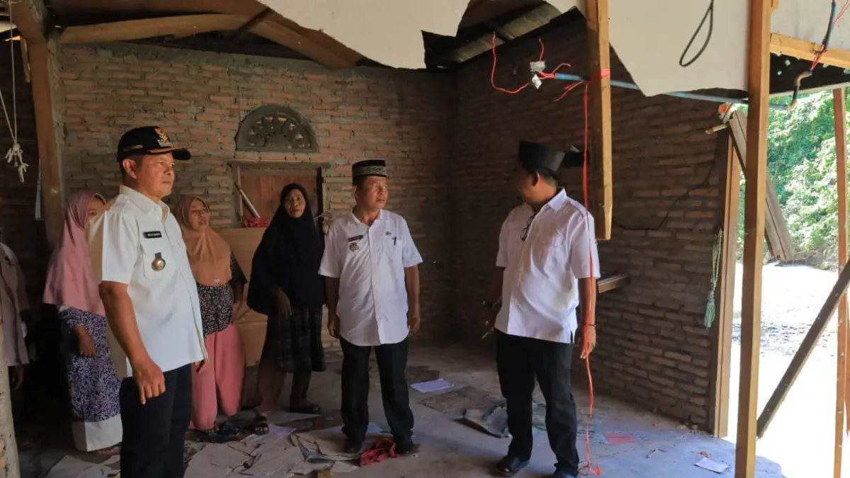 Bupati Pasaman Welly Suhery didampingi jajaran OPD meninjau langsung permukiman warga yang terdampak banjir di Kecamatan Rao Selatan, Rabu (22/4). (DOK DISKOMINFO PASAMAN)
