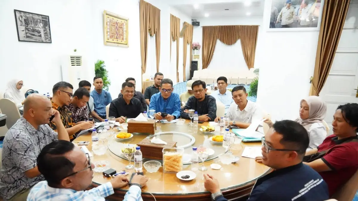 Bupati Tanahdatar Eka Putra menerima kunjungan kerja Kasatker PPS Kementerian Pekerjaan Umum RI Wilayah Sumbar Aljihat di Rumah Dinas Bupati, Selasa (21/4) malam. (DOK PROKOPIM TANAHDATAR)