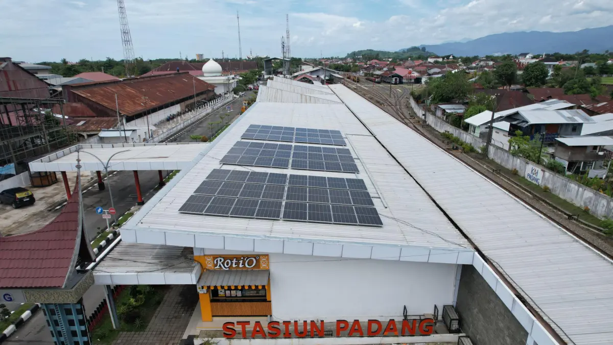 KAI Divre II Sumbar tekan emisi karbon lewat kereta api dan PLTS di Stasiun Padang, dukung transportasi rendah emisi pada Hari Bumi 2026.