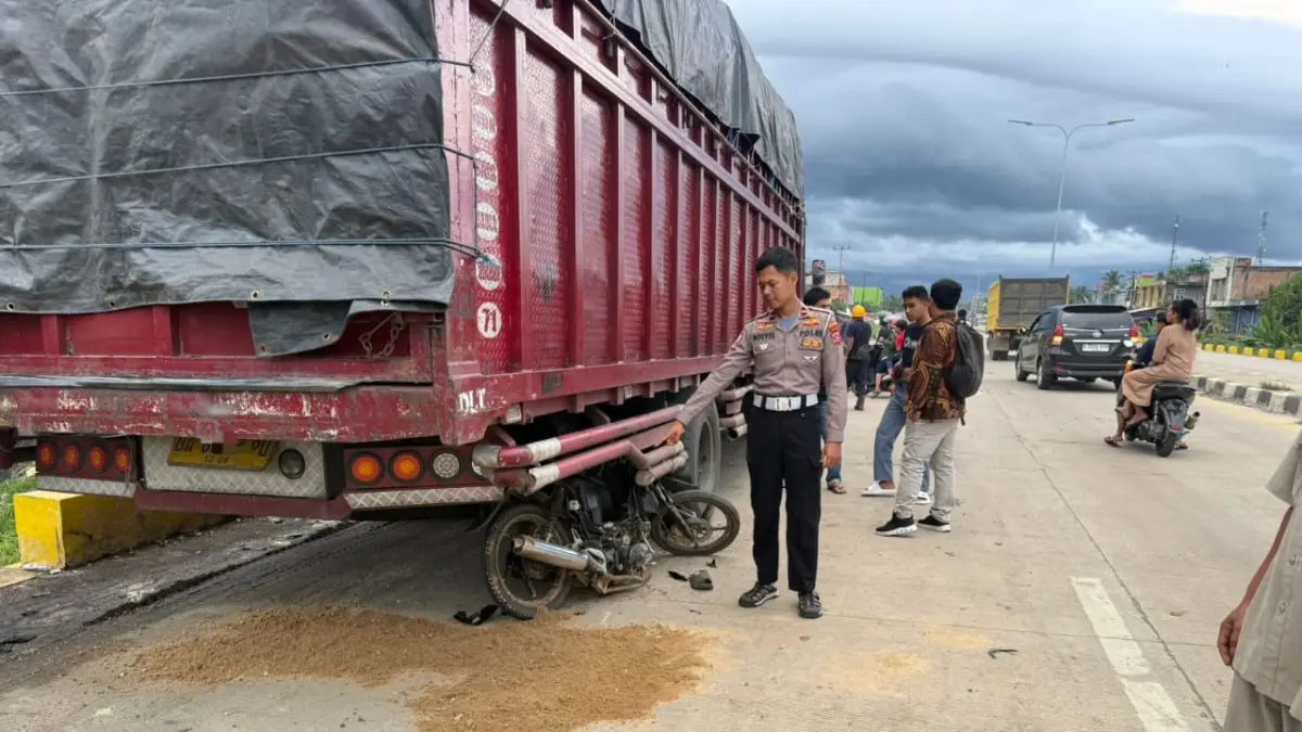 Kecelakaan lalu lintas terjadi di Jalan Lintas Sumatera (Jalinsum) Koto Baru, tepatnya di Jalur 2 dekat Simpang Koto, Dharmasraya, Selasa sore (21/04/2026) sekitar pukul 16.25 WIB. (DOKUMENTASI POLRES DHARMASRAYA)
