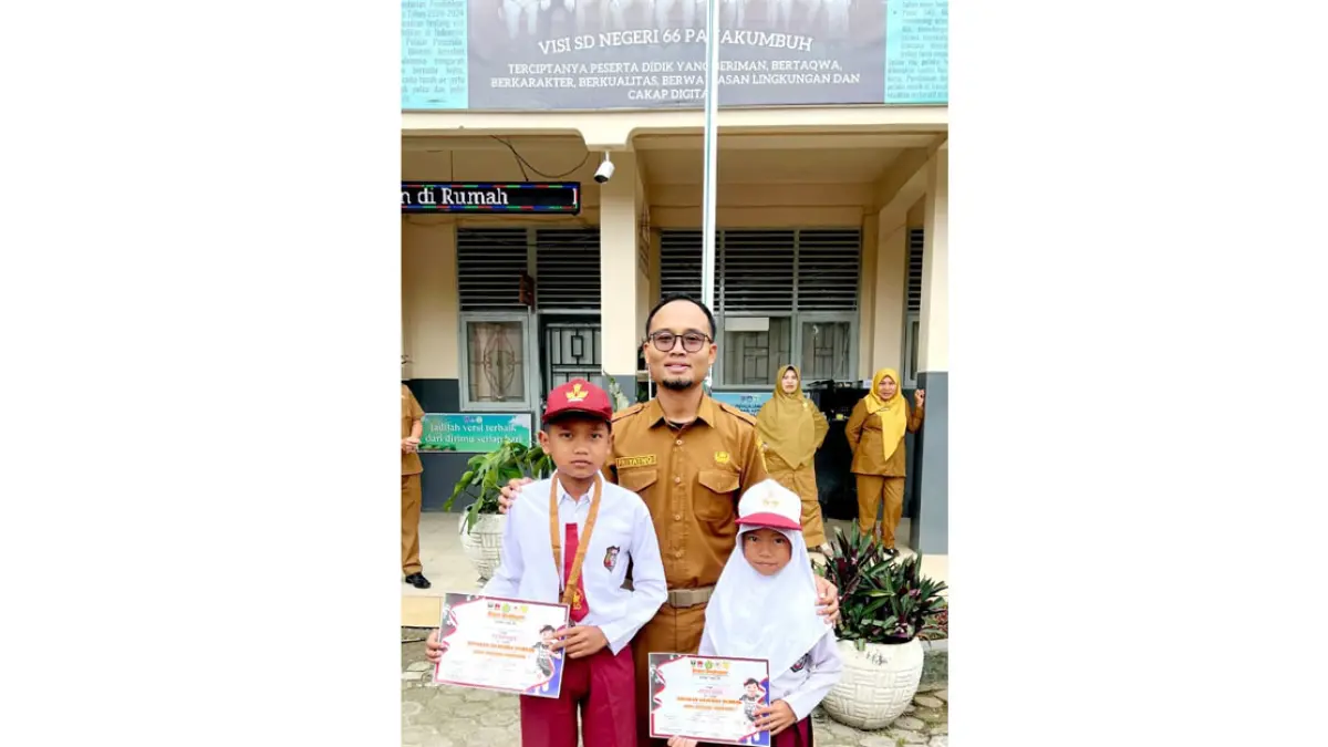  Kepala sekolah SD 66 Payakumbuh, Bayu Priyatno, S.Pd memberikan sertifikat dan medali kepada dua orang murid yang berprestasi beberapa waktu lalu. (TIM LAMAN GURU)