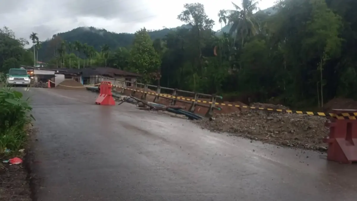 Kondisi Jembatan Kampung Tanjung, Kuranji, pascagalodo yang terjadi November 2025 silam. (Foto FB)