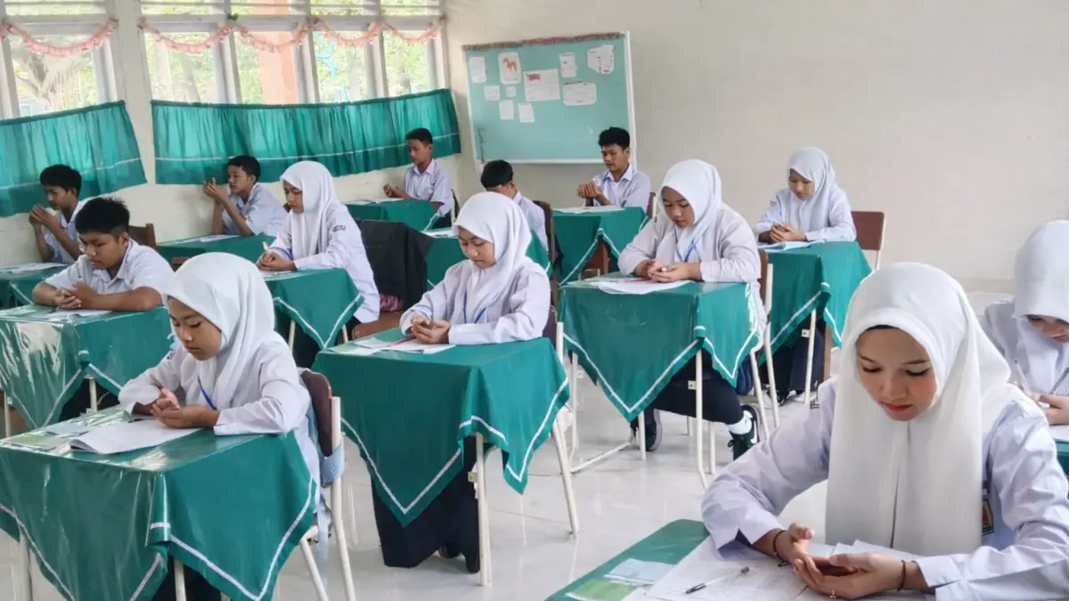 Murid SMP Negeri 8 Payakumbuh saat Ujian Sumatif Tengah Semester (USTS) semester II, Senin (13/4). (TIM LAMAN GURU)