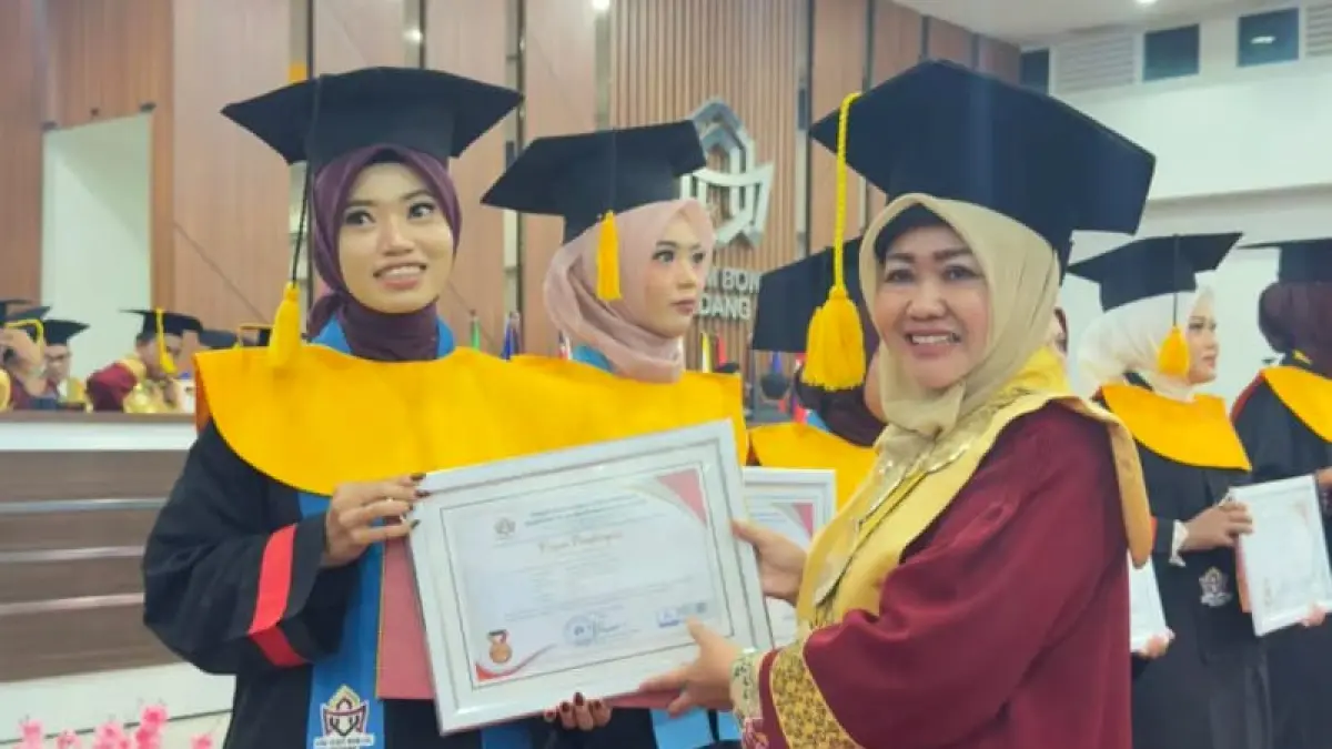 Nurul Fadillah menerima penghargaan dari Rektor UIN Imam Bonjol Padang, Prof Martin Kustati karena berprestasi dan mengharumkan nama kampus di ajang nasional.(Foto: Humas)