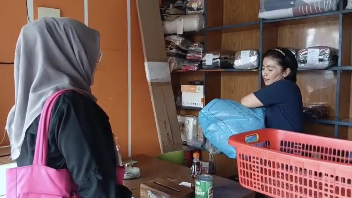 Pegawai laundry sedang melayani pelanggan, kemarin. Kenaikan harga plastik memaksa pengusaha laundry menaikkan tarif. (SY RIDWAN/PADEK)