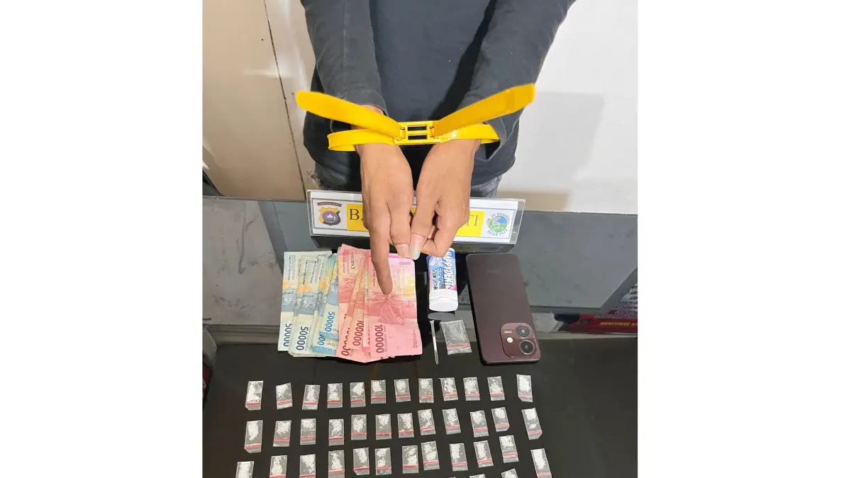 Pria berinisial DS diamankan Satresnarkoba Polres Agam terkait dugaan penyalahgunaan narkotika jenis sabu di wilayah Ampeknagari, Selasa (21/4). (DOK POLRES AGAM)

