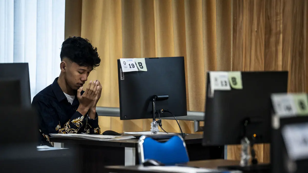 Seorang peserta berdoa sebelum memulai Ujian Tulis Berbasis Komputer Seleksi Nasional Berdasarkan Tes 2026 di Universitas Diponegoro (UNDIP), Jawa Tengah, Rabu (22/4). (APRILLIO AKBAR/ANTARA FOTO)
