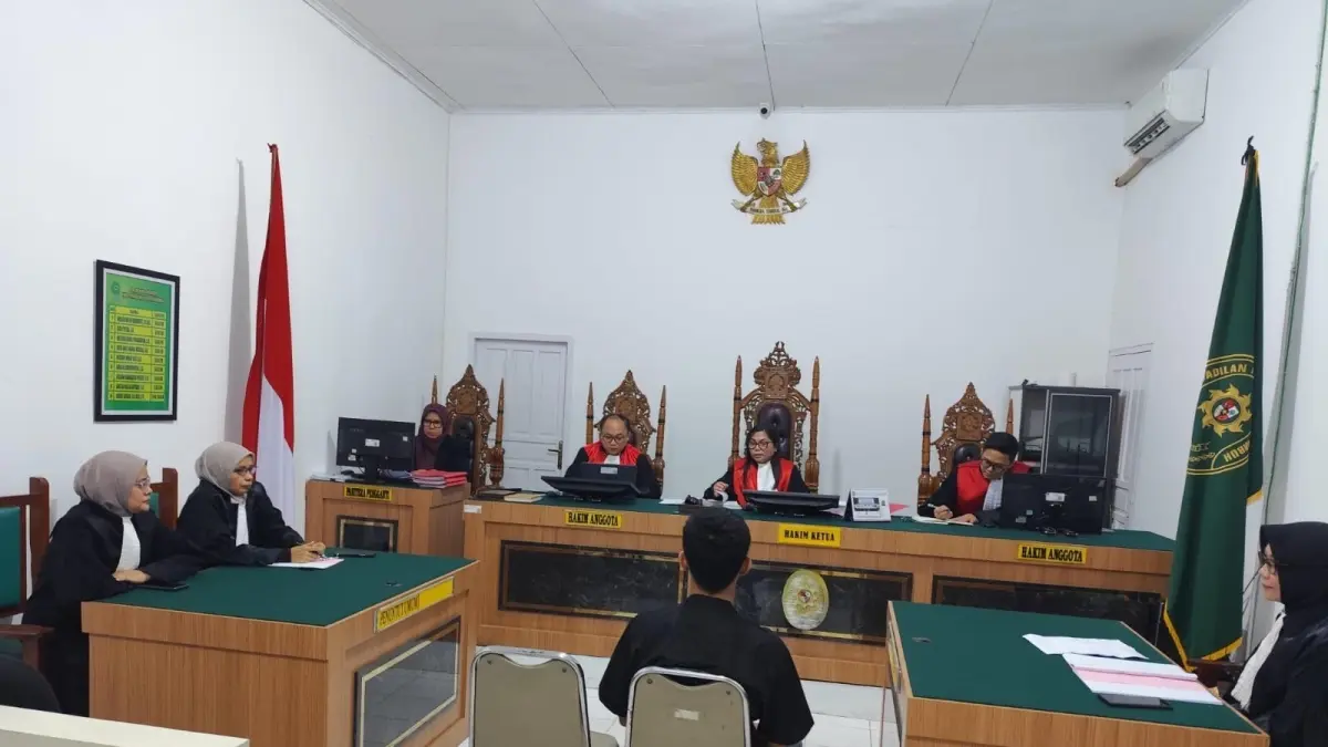 Terdakwa kasus dugaan pembakaran Pasar Blok Barat Payakumbuh Imam Luthfi Fajri menjalani sidang pembacaan tuntutan di PN Payakumbuh, Rabu (22/4). (SY RIDWAN/PADEK)